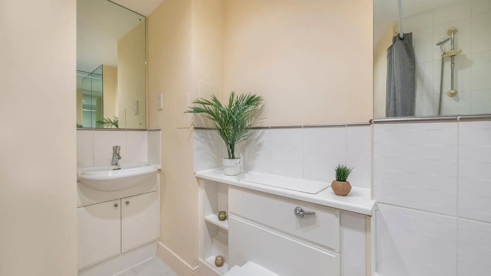 River View 2 Bed 2 Bath Flat - London City Airport, Excel, Pontoon Dock 0*,  United Kingdom