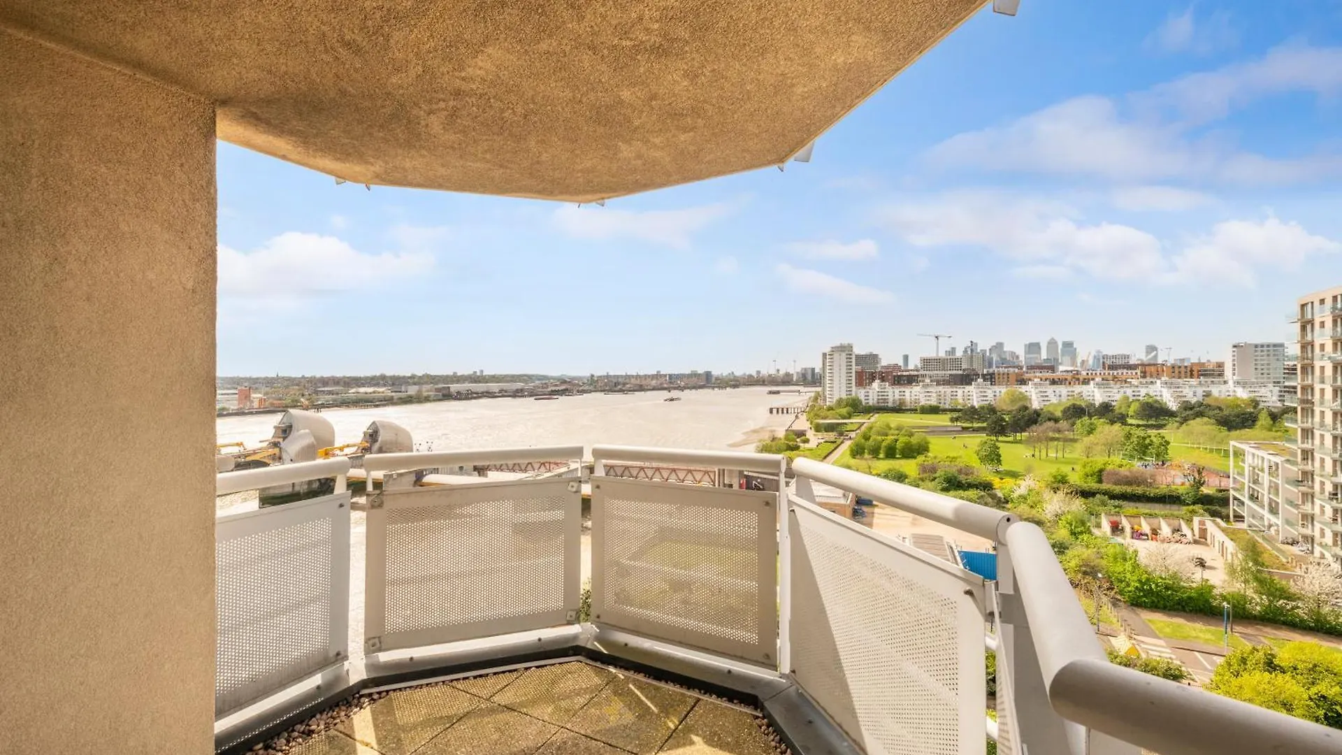 River View 2 Bed 2 Bath Flat - London City Airport, Excel, Pontoon Dock Apartment
