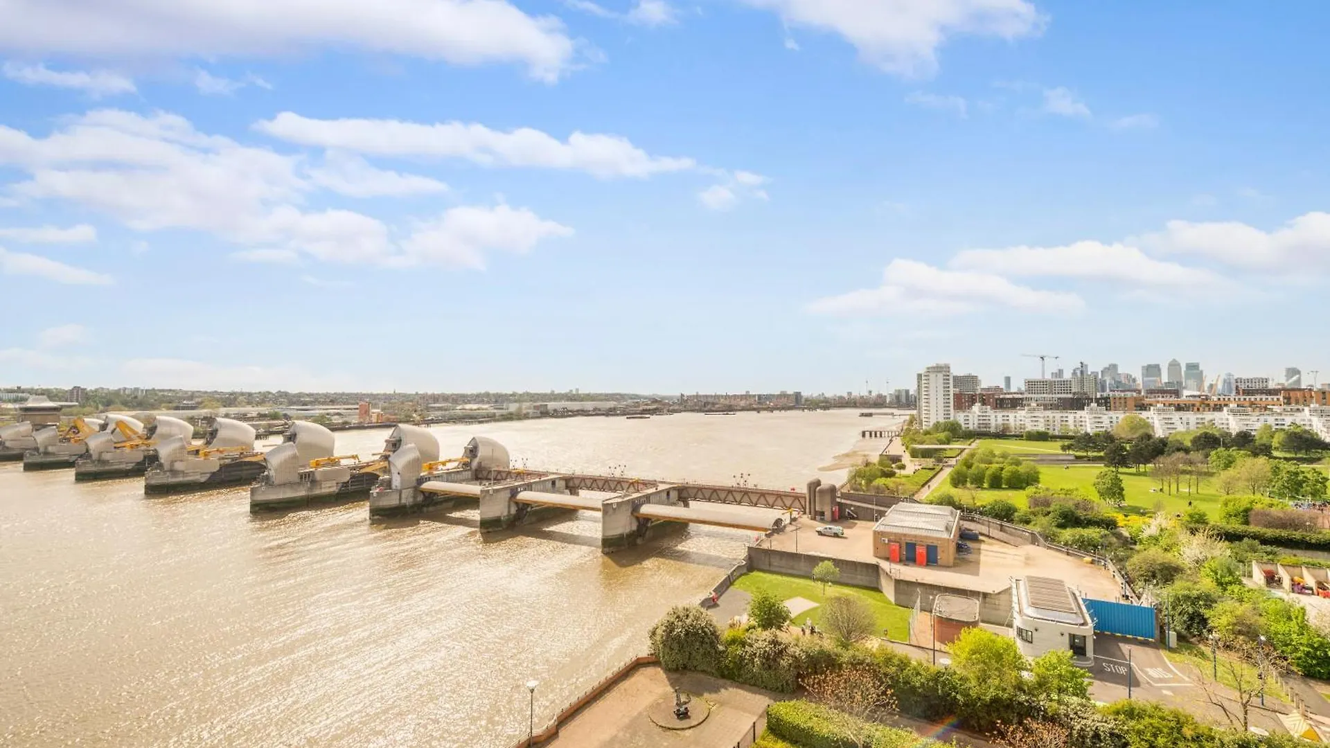 Apartment River View 2 Bed 2 Bath Flat - London City Airport, Excel, Pontoon Dock United Kingdom